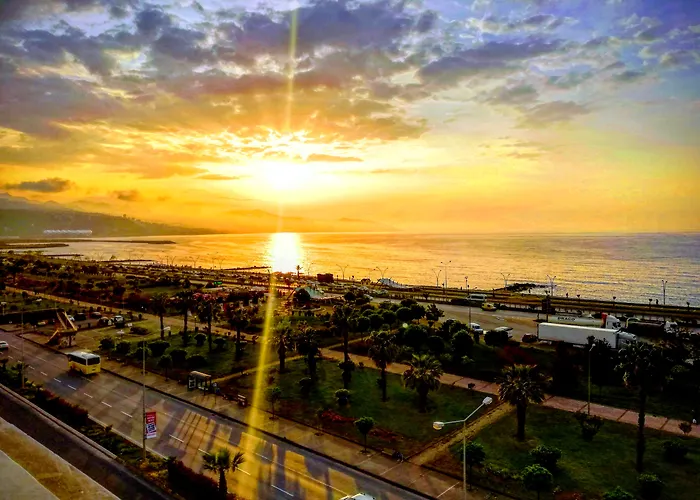 באזור Trabzon City Center, בגודל 1300 מר, עם 4 חדרי שינה ו- 1 חדרי רחצה פרטיים